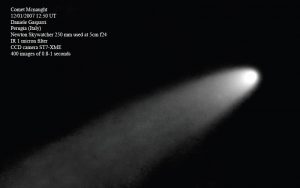 Incredibile ma vero: un filtro passa infrarosso diminuisce così tanto la luminosità del fondo cielo da rendere visibili persino brillanti comete a pochi gradi dal Sole. In questo caso stiamo osservando la cometa McNaught del 2007. 