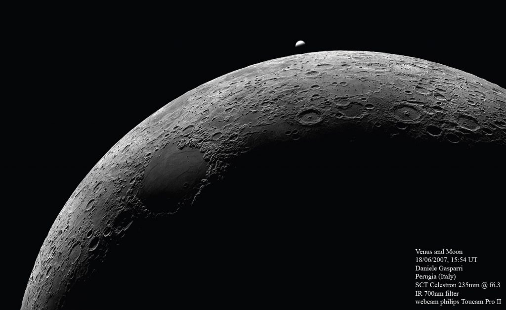 L’occultazione di Venere da parte della Luna ripresa il 18 giugno 2007 alle 17:54 del pomeriggio. Il filtro passa infrarosso da 700 nm ha aumentato in contrasto come se la foto fosse stata fatta di notte.