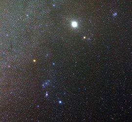 L'inconfondibile forma di Orione, in basso a sinistra, domina i cieli invernali. L'intruso luminoso è Giove, che nel 2012, anno di scatto di questa foto, si trovava nei paraggi.